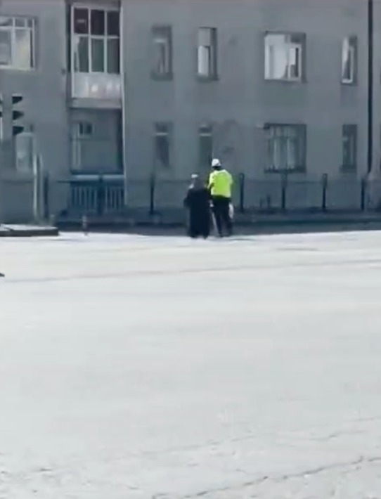 Trafik polisinden yaşlı vatandaşa yardım eli